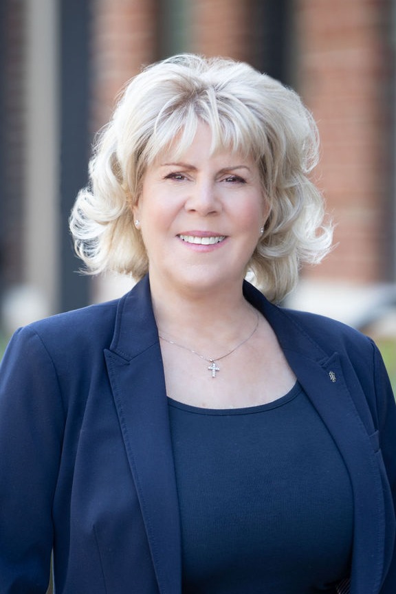 DeeDee McCracken, Real Estate Agent Stevensville Coldwell Banker Realty