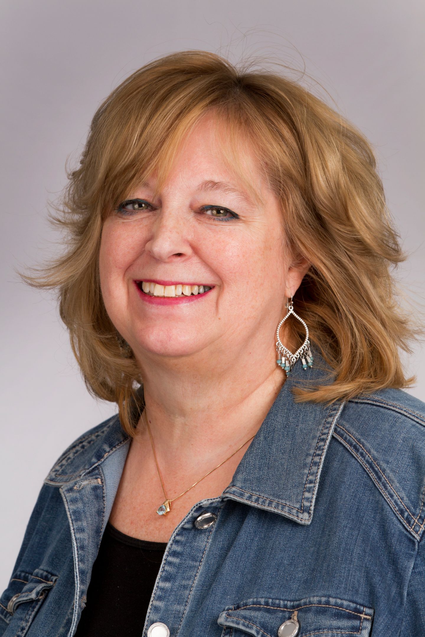 Cyndi Dumontelle, Real Estate Agent Aurora Coldwell Banker Realty