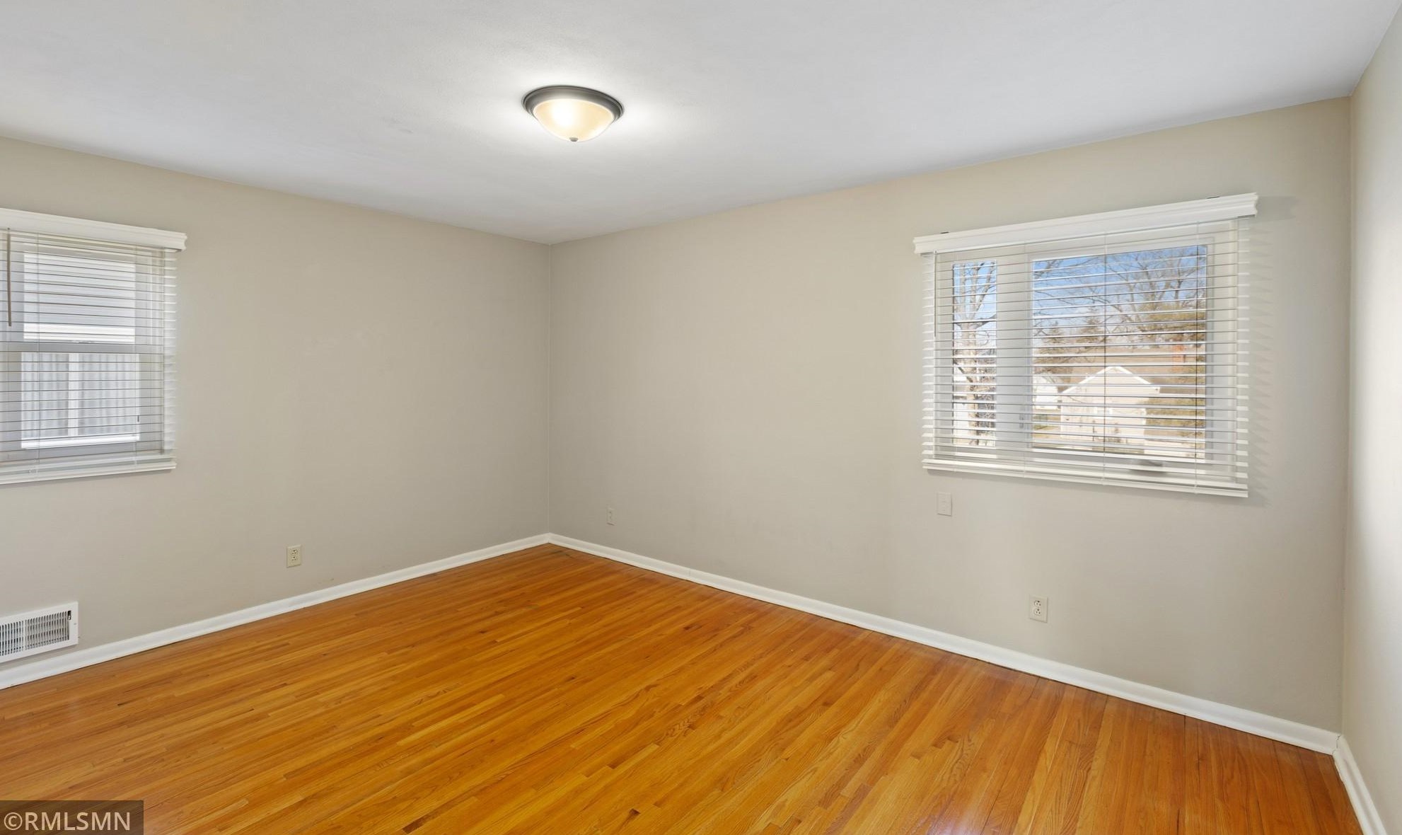 1933 Munster Ave, Saint Paul MN  55116-2625 exterior