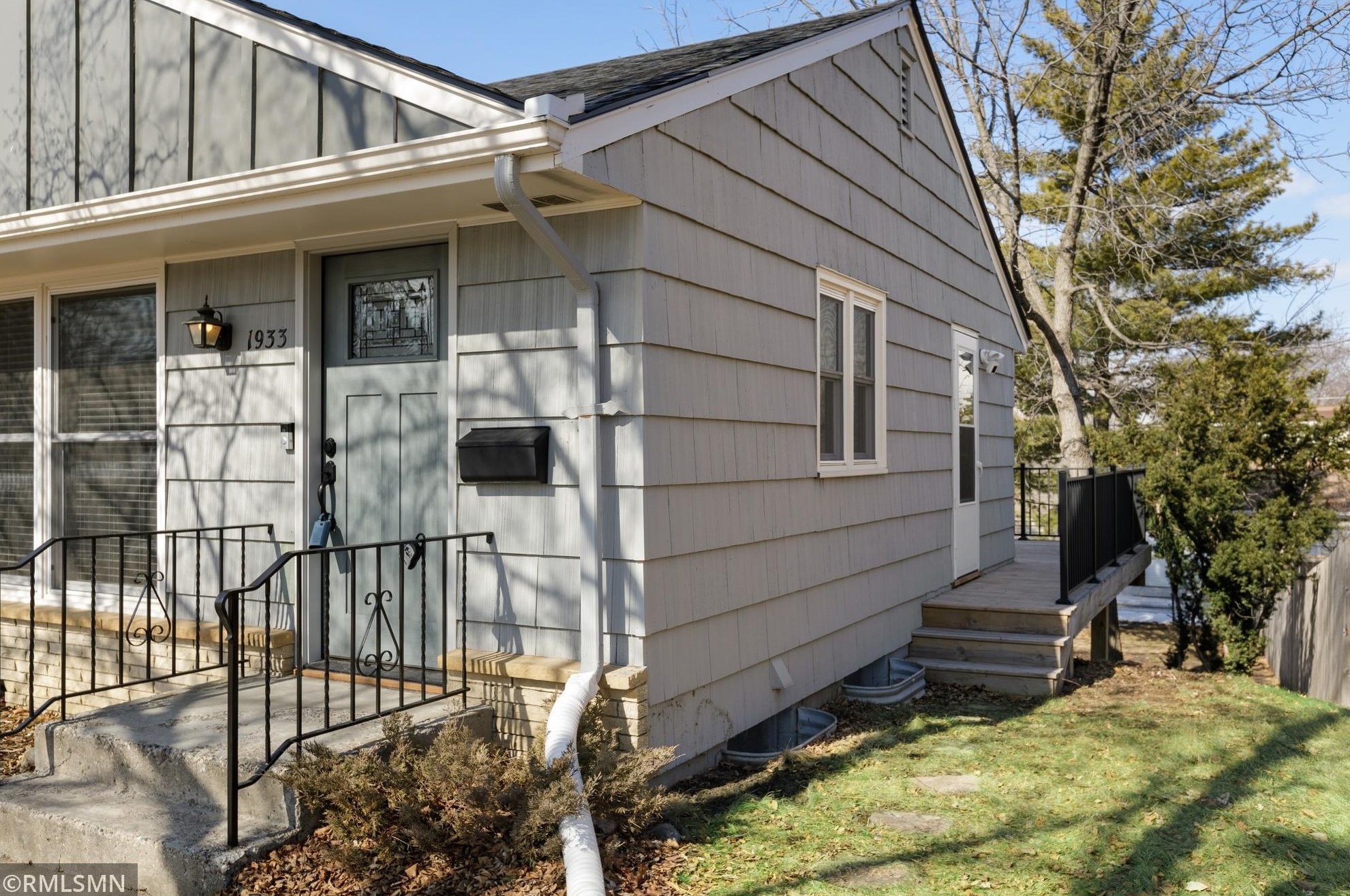 1933 Munster Ave, Saint Paul MN  55116-2625 exterior