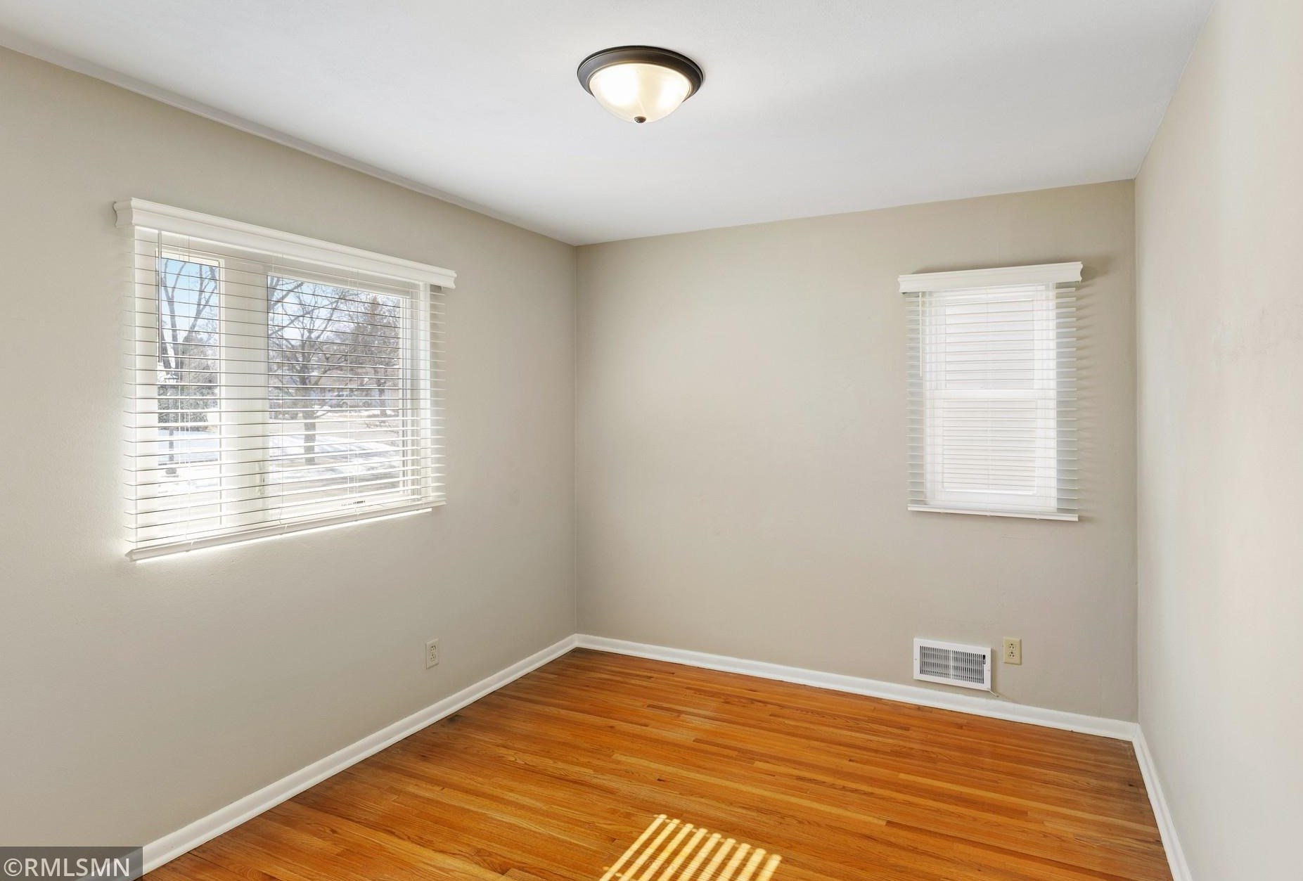 1933 Munster Ave, Saint Paul MN  55116-2625 exterior