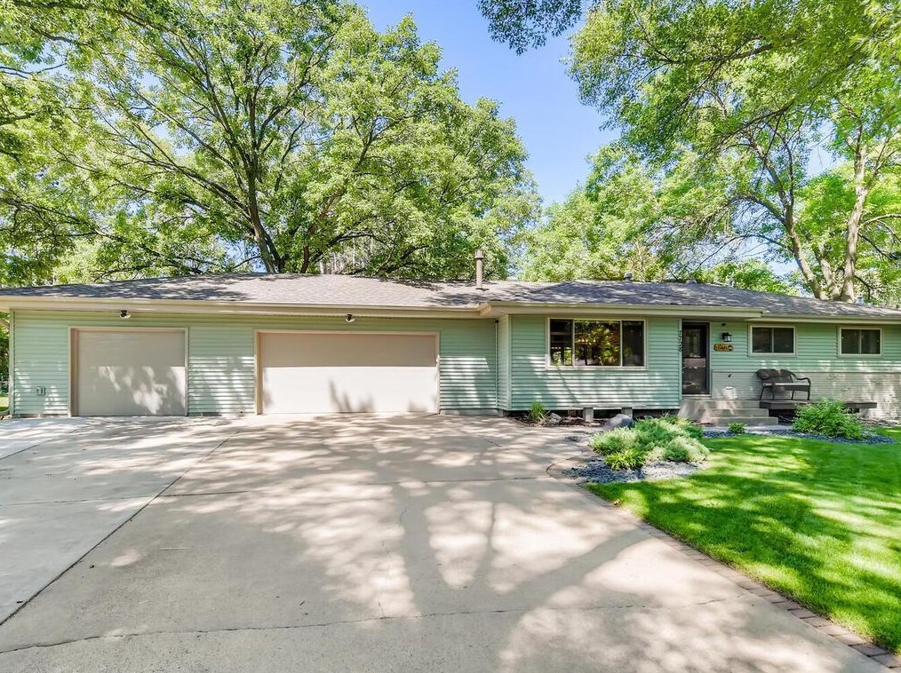 7728 Knollwood Dr, Saint Paul MN  55112-5823 exterior