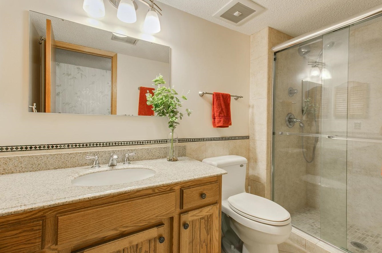 1099 Lawnview Ave, Saint Paul MN  55126-8406 exterior