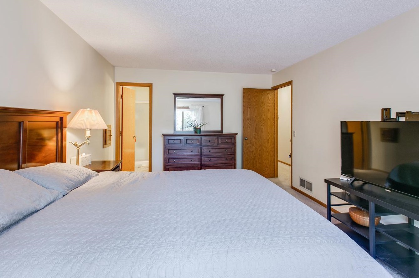 1099 Lawnview Ave, Saint Paul MN  55126-8406 exterior