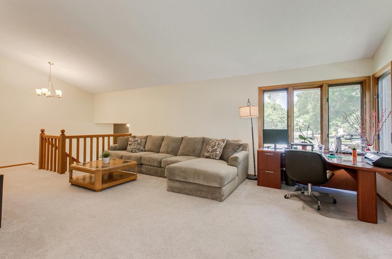 1099 Lawnview Ave, Saint Paul MN  55126-8406 exterior