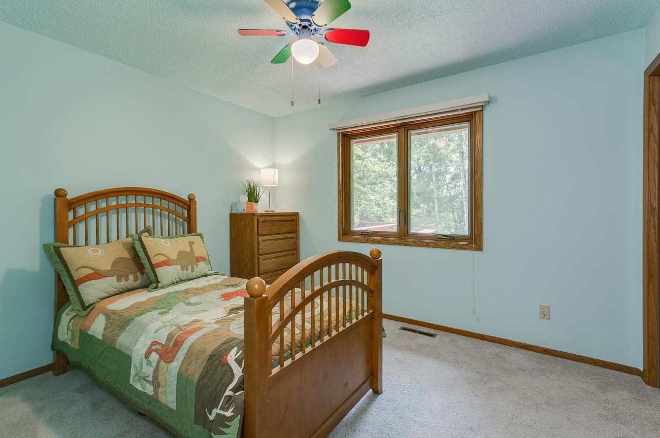 1099 Lawnview Ave, Saint Paul MN  55126-8406 exterior