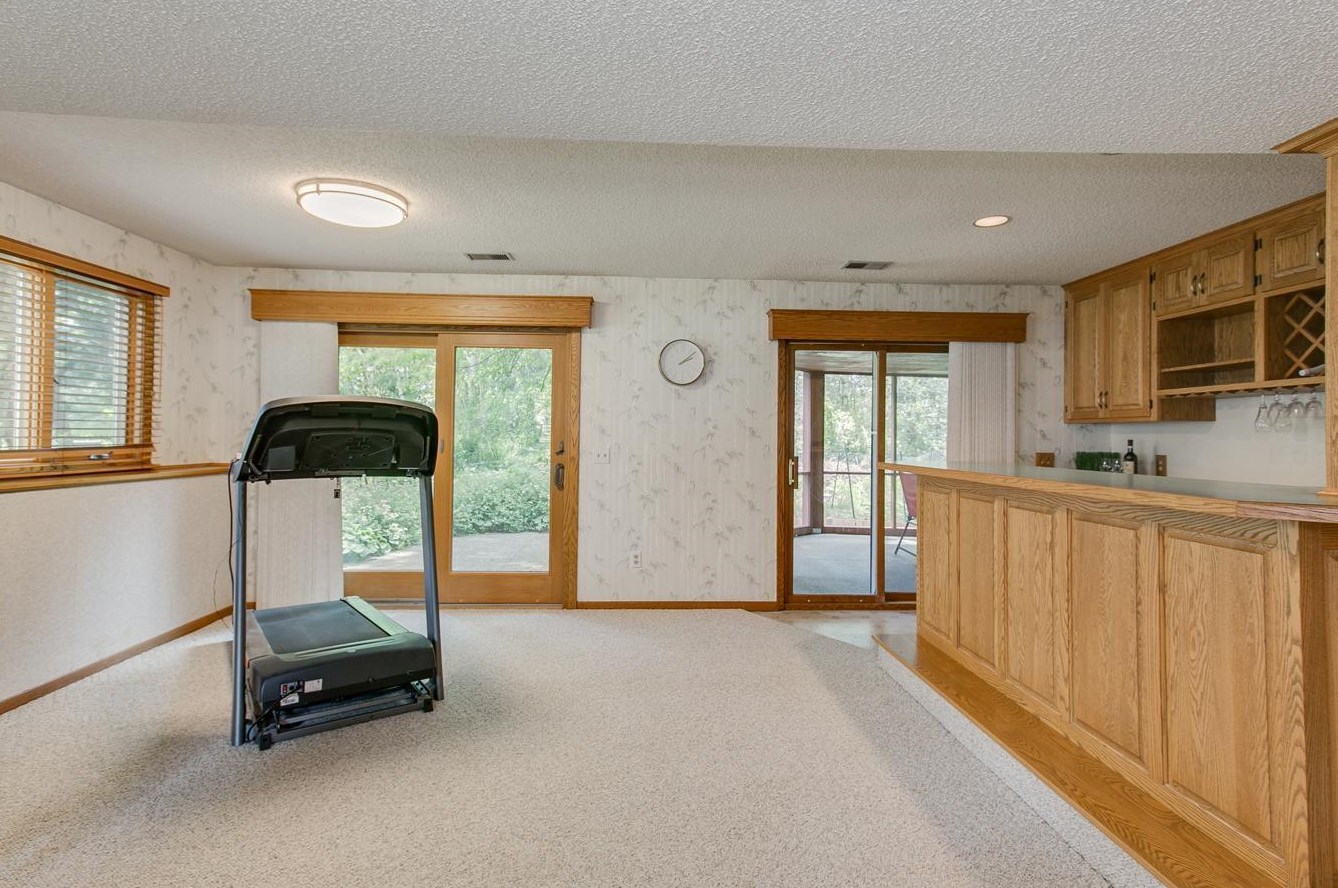1099 Lawnview Ave, Saint Paul MN  55126-8406 exterior