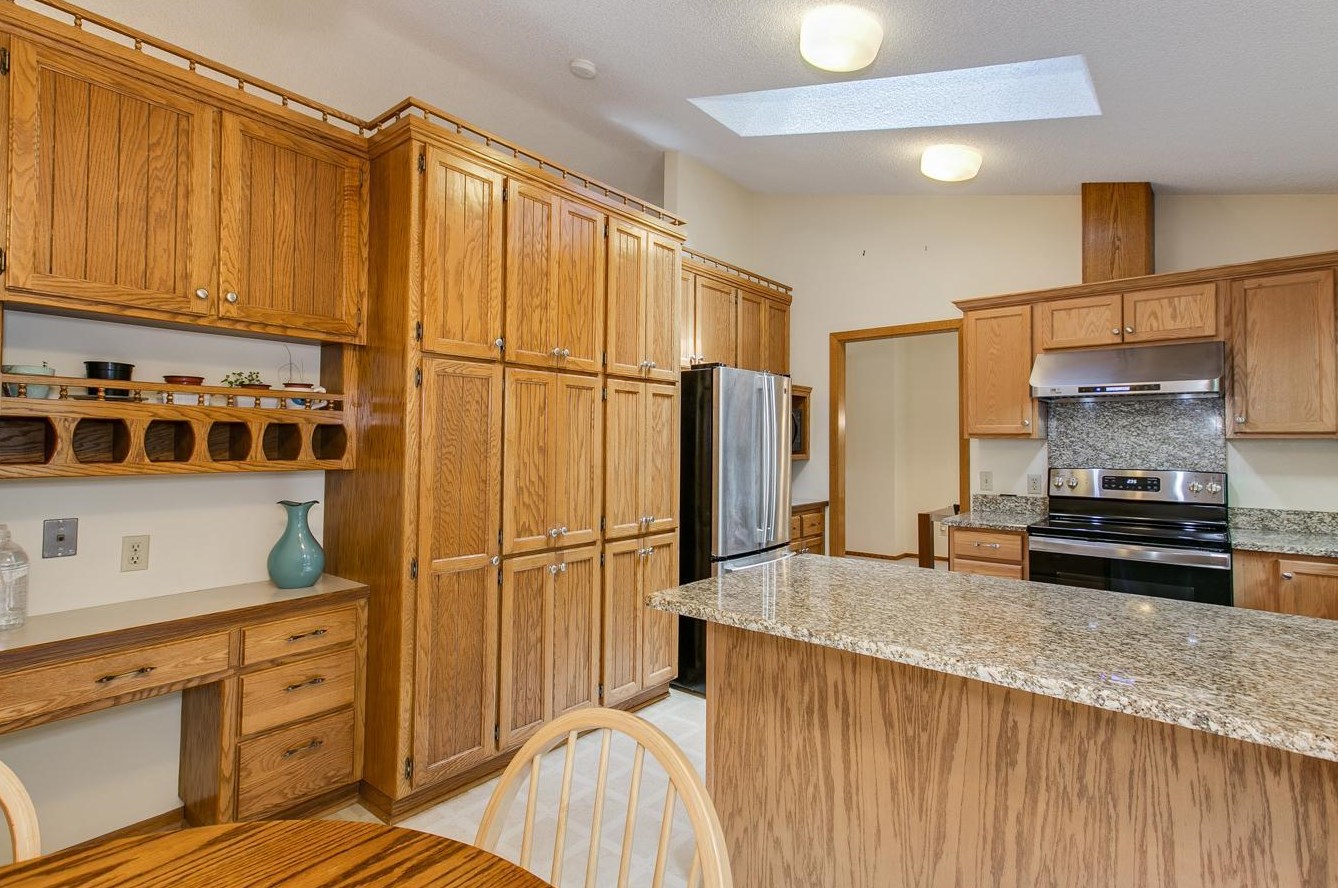 1099 Lawnview Ave, Saint Paul MN  55126-8406 exterior