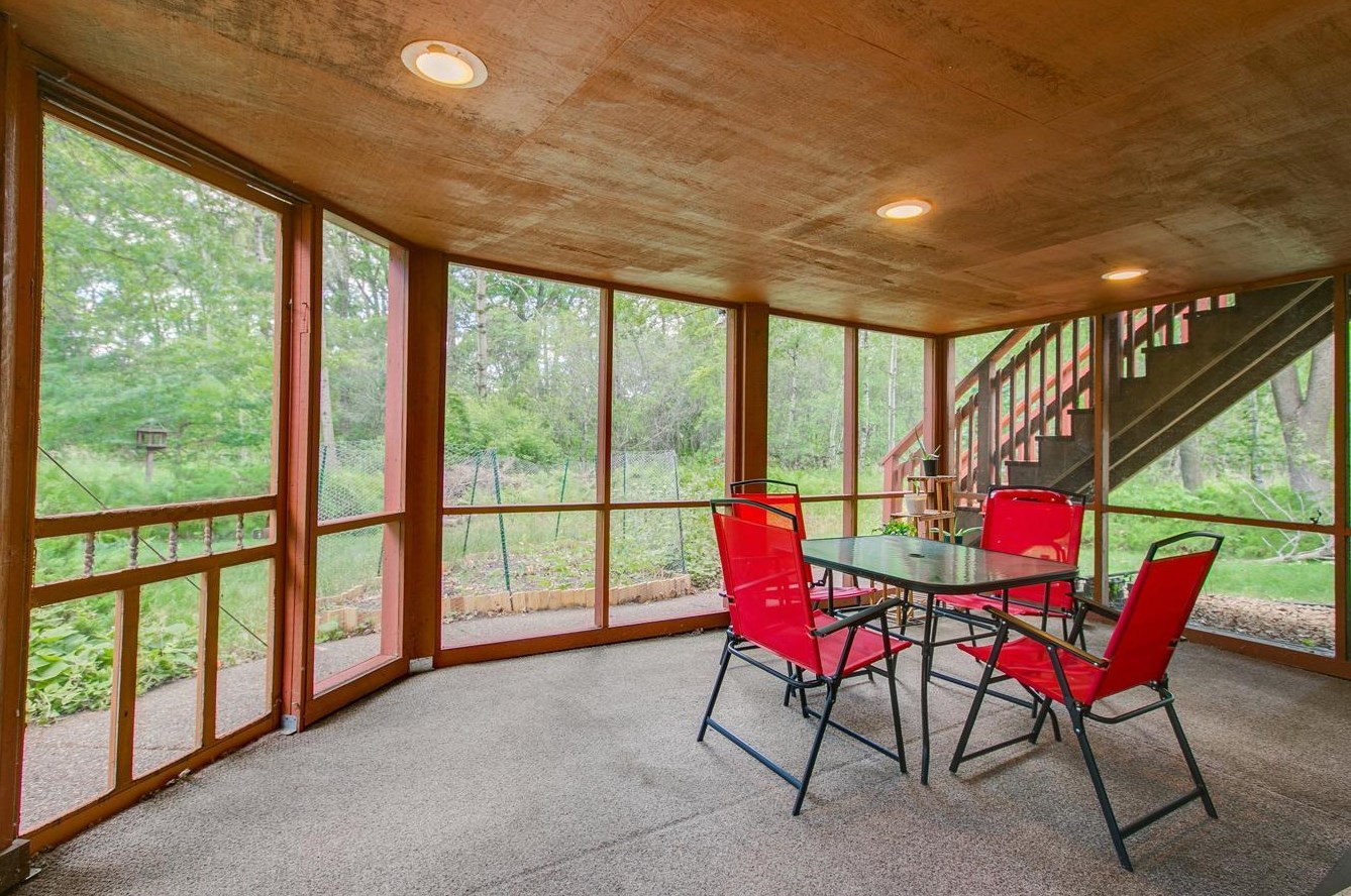 1099 Lawnview Ave, Saint Paul MN  55126-8406 exterior