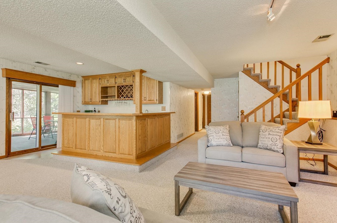 1099 Lawnview Ave, Saint Paul MN  55126-8406 exterior