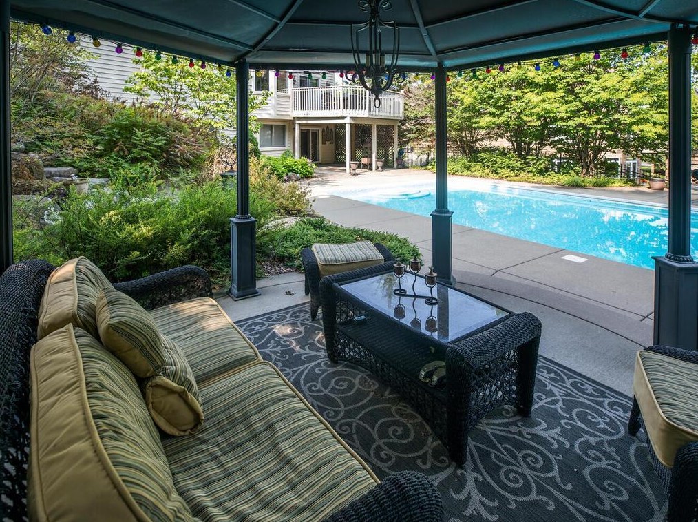 2082 Royale Dr, Saint Paul MN  55122-3390 exterior