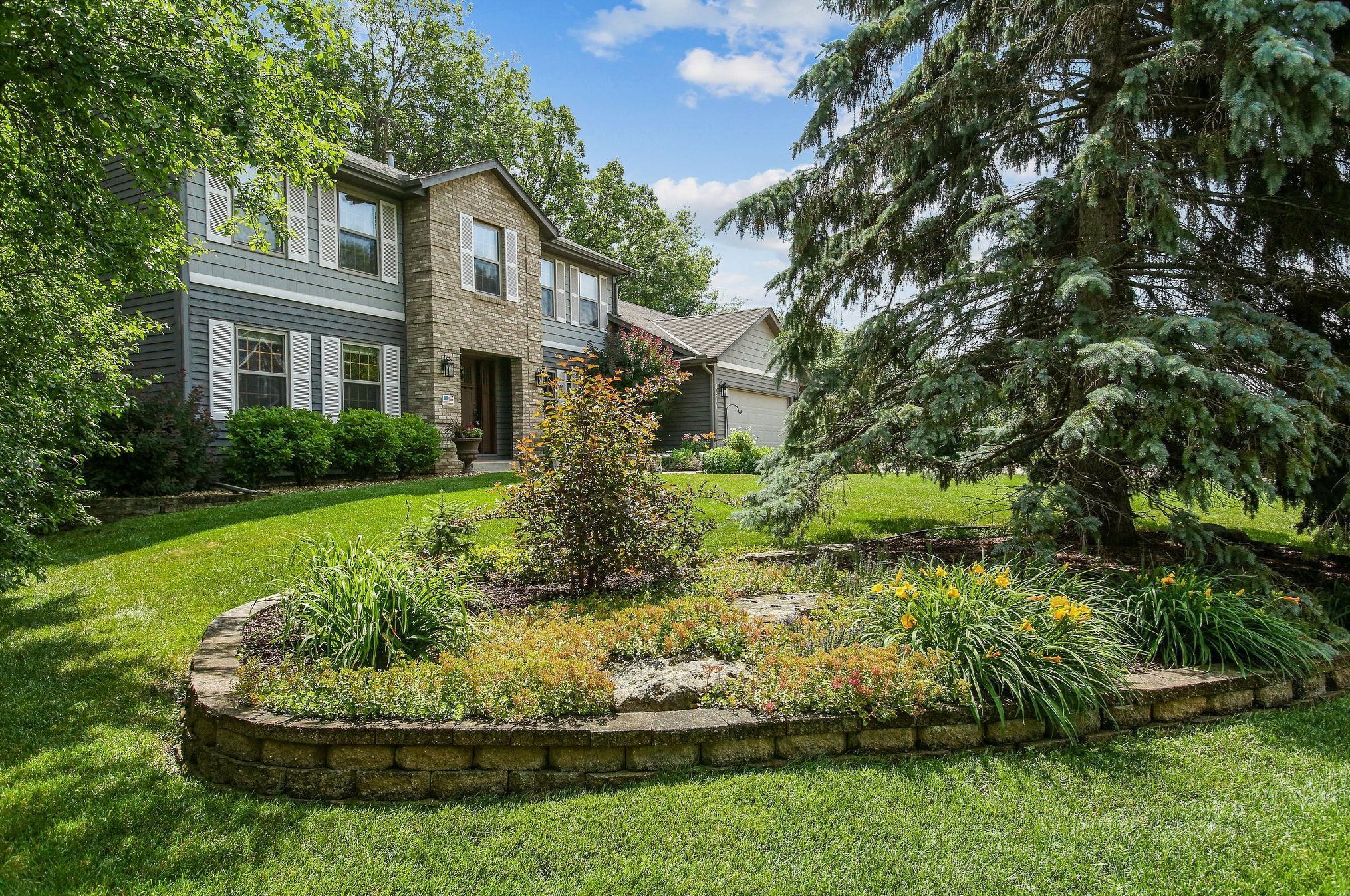 3214 Red Oak Dr, Saint Paul MN  55121-2336 exterior