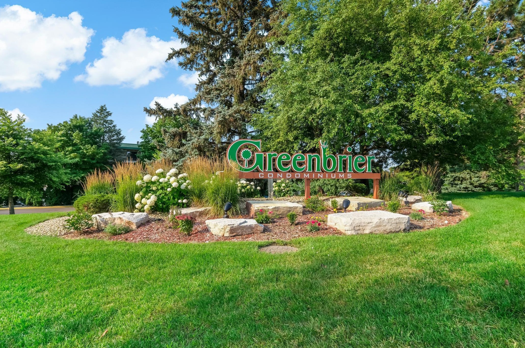 10411 Cedar Lake Rd, Hopkins MN  55305-5407 exterior