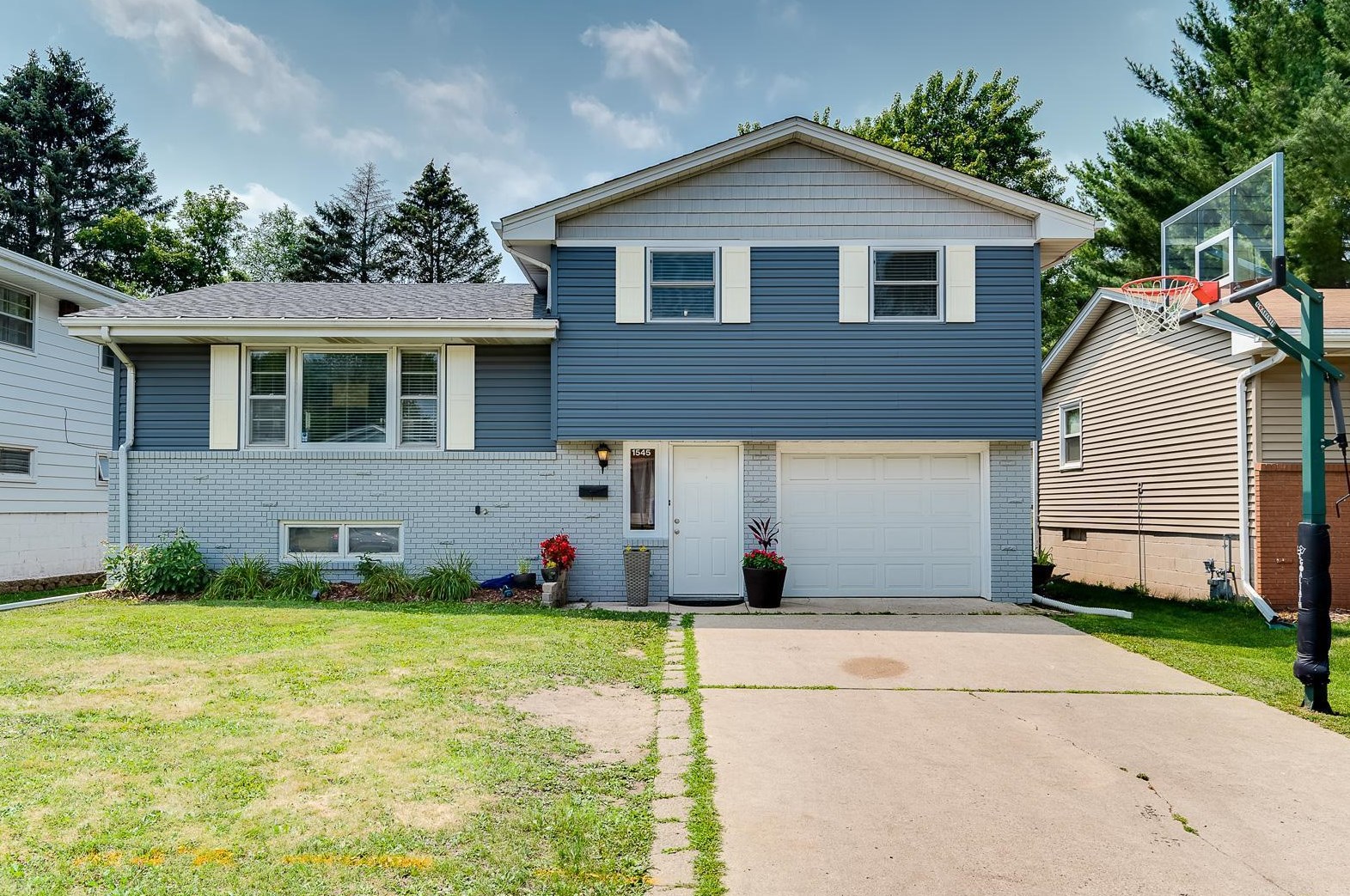 1545 Winchell St, Saint Paul MN  55106-1451 exterior