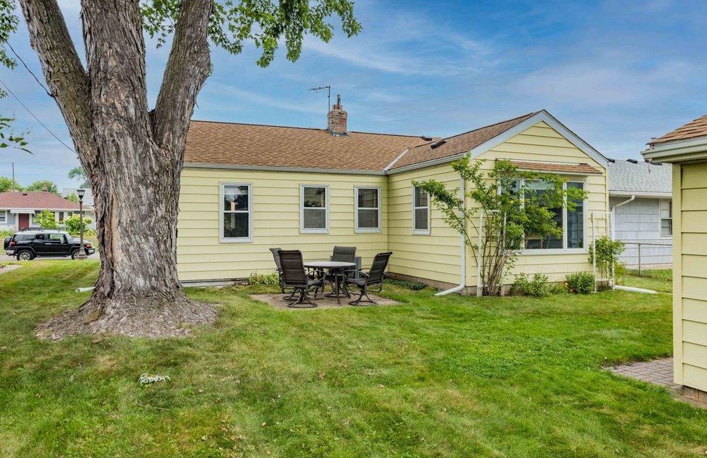 1638 Sherwood Ave, Saint Paul MN  55106-2215 exterior
