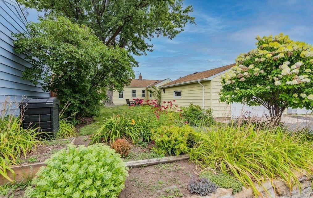 1638 Sherwood Ave, Saint Paul MN  55106-2214 exterior