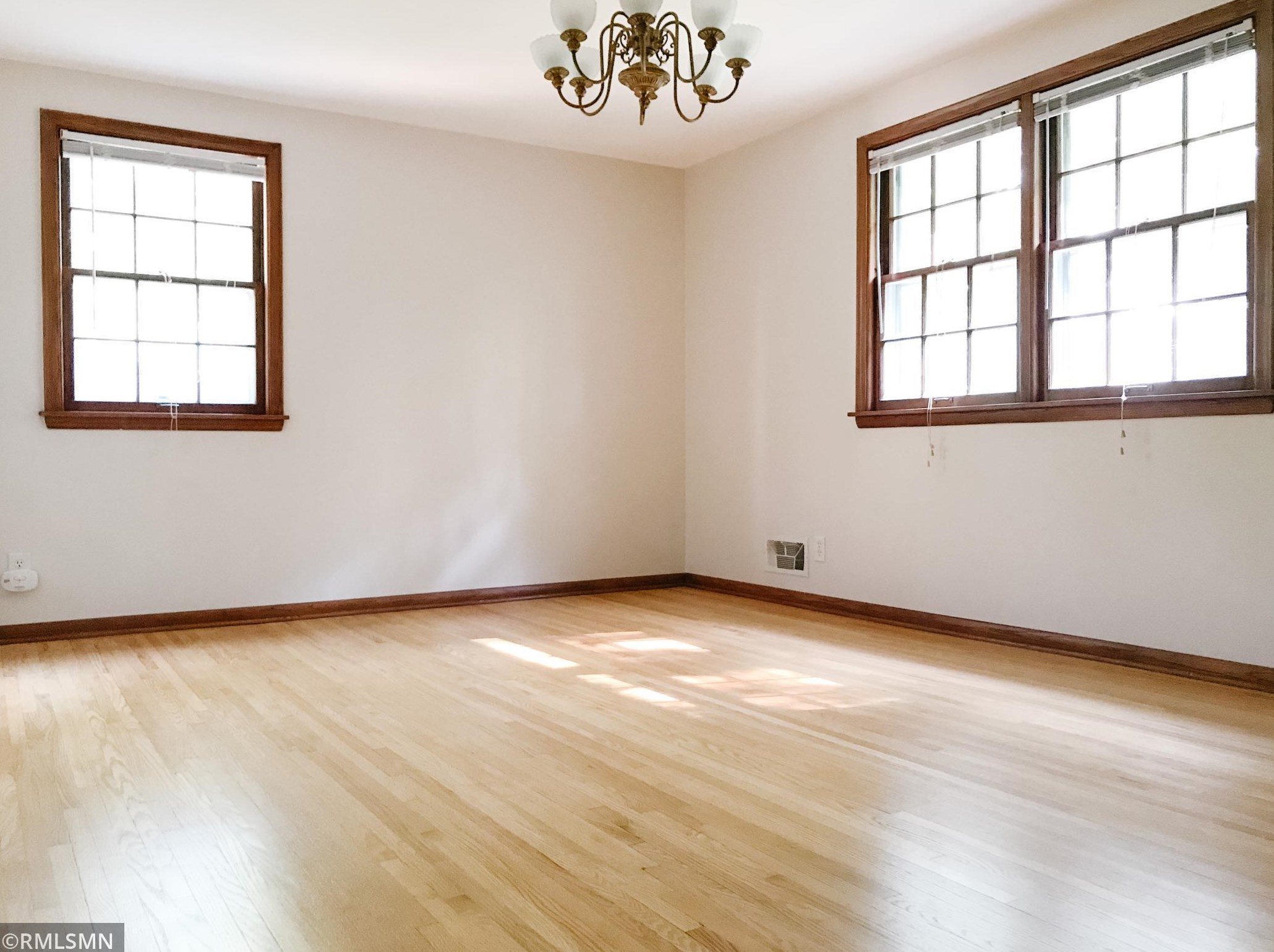 3739 Dartmouth Dr, Hopkins MN  55345-1710 exterior