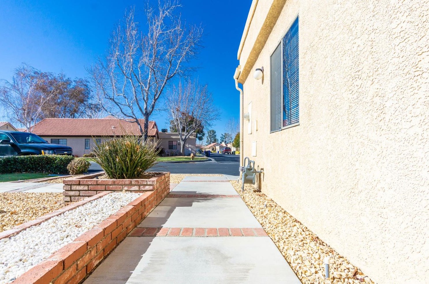 11601 Ash St, Apple Valley CA  92308-4940 exterior