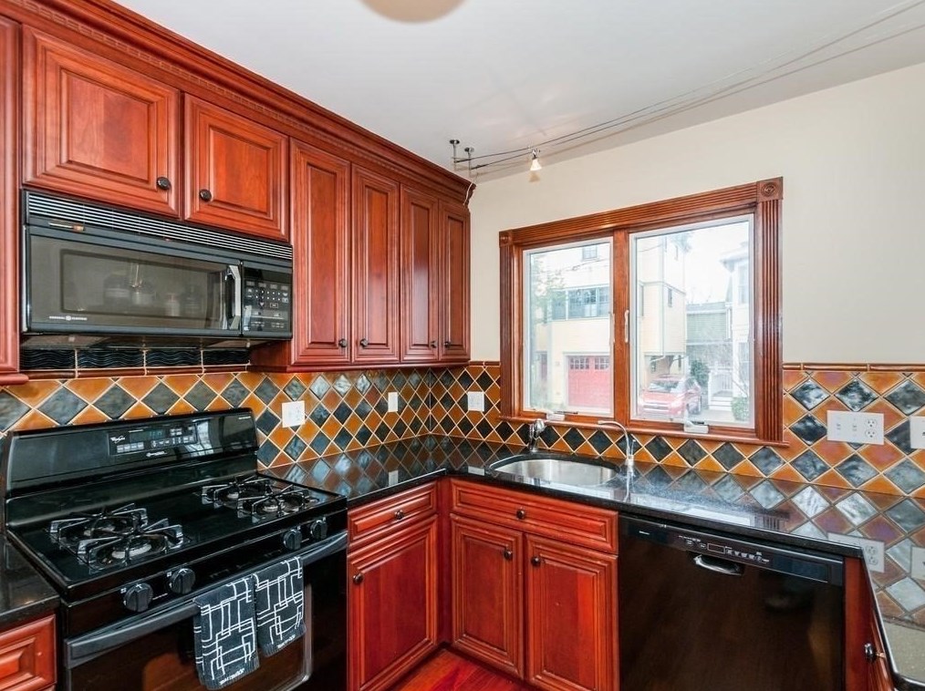 18 Jay St, Cambridge MA  02139-3705 exterior