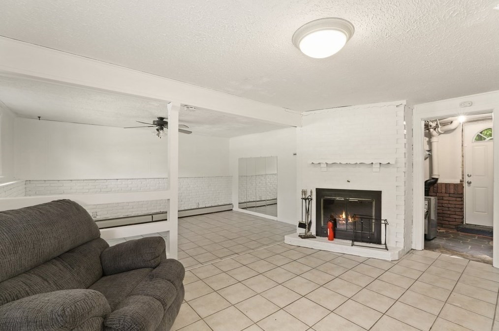 639 Hortonville Rd, Swansea MA  02777-3645 exterior