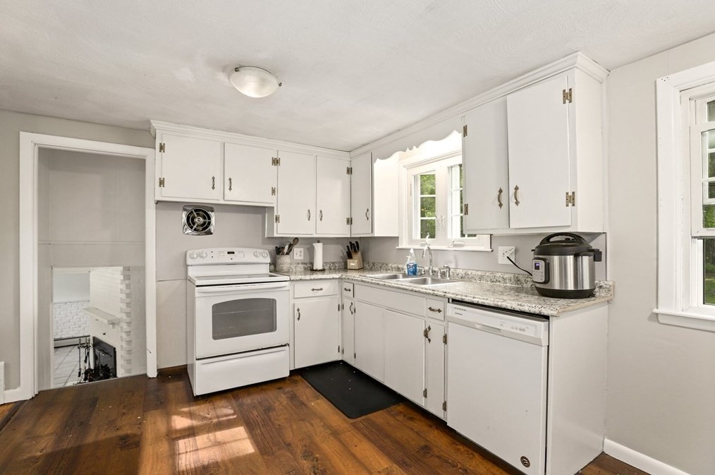 639 Hortonville Rd, Swansea MA  02777-3645 exterior