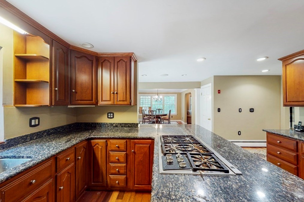36 Woodside Rd, Topsfield, MA 01983