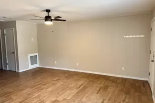 820 S Blanco St, Lockhart, TX 78644 - Photo 7