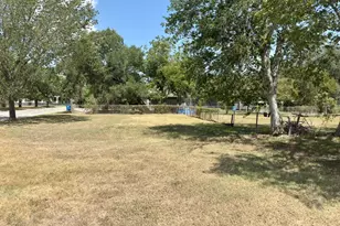 820 S Blanco St, Lockhart, TX 78644 - Photo 21