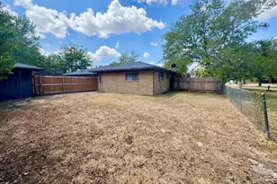 820 S Blanco St, Lockhart, TX 78644 - Photo 23