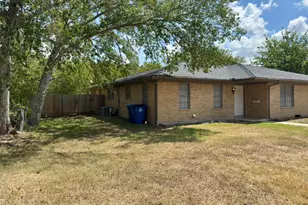 820 S Blanco St, Lockhart, TX 78644 - Photo 3