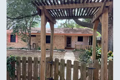220 Parkview Drive, Luling, TX 78648 - Photo 1