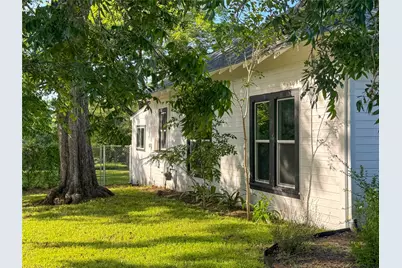 302 E Brenham Street, Elgin, TX 78621 - Photo 25