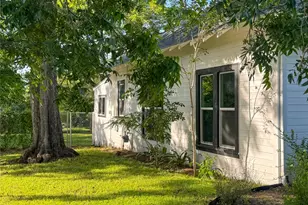 302 E Brenham St, Elgin, TX 78621 - Photo 25