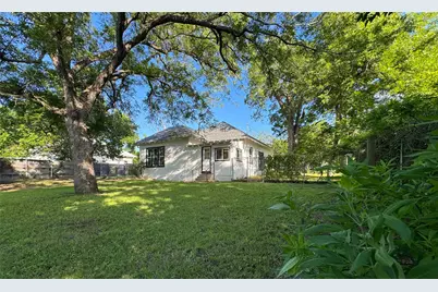 302 E Brenham Street, Elgin, TX 78621 - Photo 3