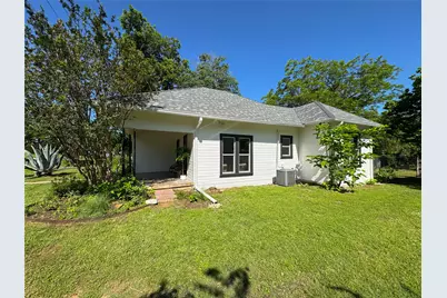 302 E Brenham Street, Elgin, TX 78621 - Photo 23