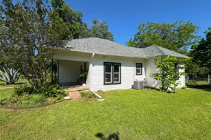 302 E Brenham St, Elgin, TX 78621 - Photo 23