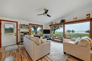 734 Island Dr, Bluffton, TX 78607 - Photo 9