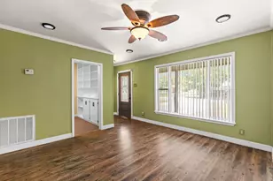 924 W Live Oak St, Lockhart, TX 78644 - Photo 7