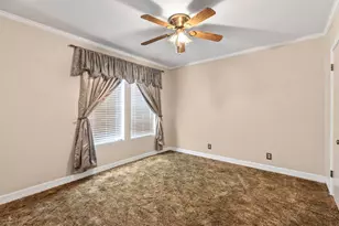 924 W Live Oak St, Lockhart, TX 78644 - Photo 11