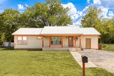 924 W Live Oak Street, Lockhart, TX 78644 - Photo 1