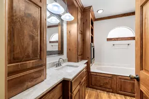 924 W Live Oak St, Lockhart, TX 78644 - Photo 9