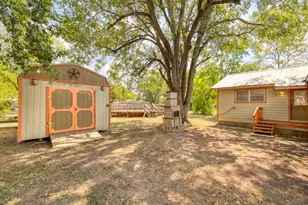 924 W Live Oak St, Lockhart, TX 78644 - Photo 25