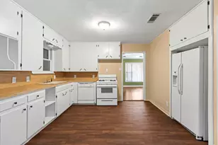 924 W Live Oak St, Lockhart, TX 78644 - Photo 15