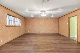 924 W Live Oak St, Lockhart, TX 78644 - Photo 17