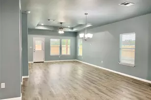 982 S Navarro St, Giddings, TX 78942 - Photo 9