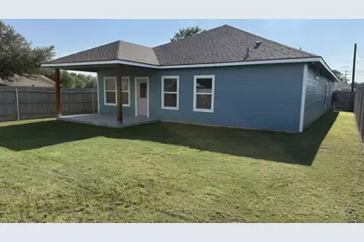 982 S Navarro Street, Giddings, TX 78942 - Photo 3