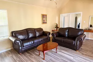 328 W Pietzsch St, Bartlett, TX 76511 - Photo 3