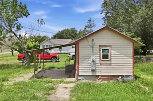 148 Brenham St, McDade, TX 78650 - Photo 37