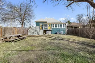 1019 W 4th St, Taylor, TX 76574 - Photo 17