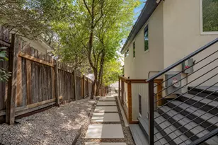2812 Oak Springs Dr, Austin, TX 78702 - Photo 37